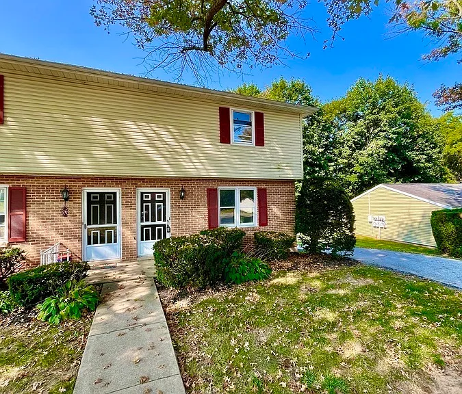 Oak Manor Dr — Photo 95