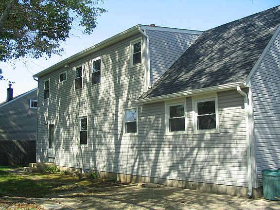 2nd image of 8 Briggs St