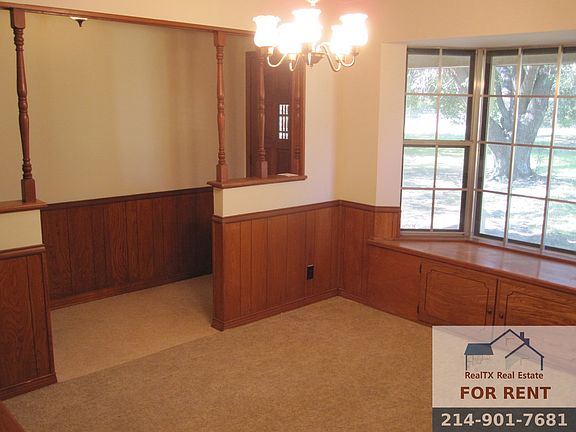 Dining rm looks on frnt lawn