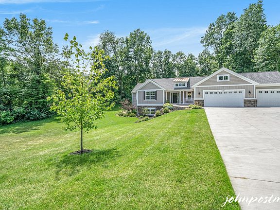3rd image of 8465 Camelot Dr NE