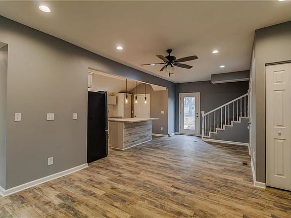 5th image of 305 S Jewell St