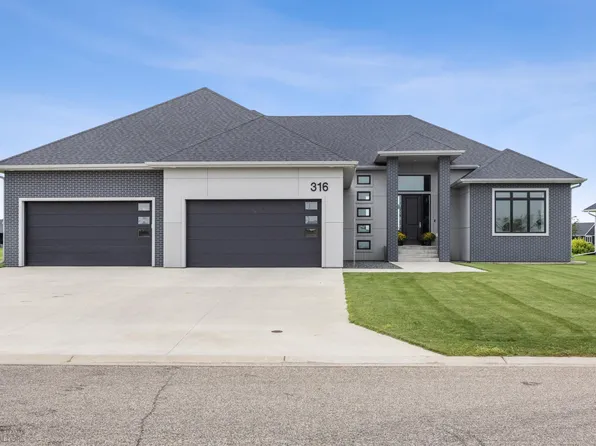 316 Trent Jones Dr, Oxbow, ND 58047