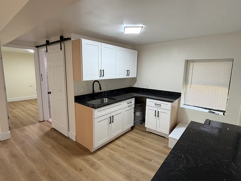 913 W Emerald Ave — Photo 4