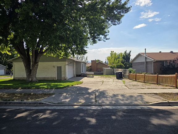 5th image of 1125 E Fallbrook Way