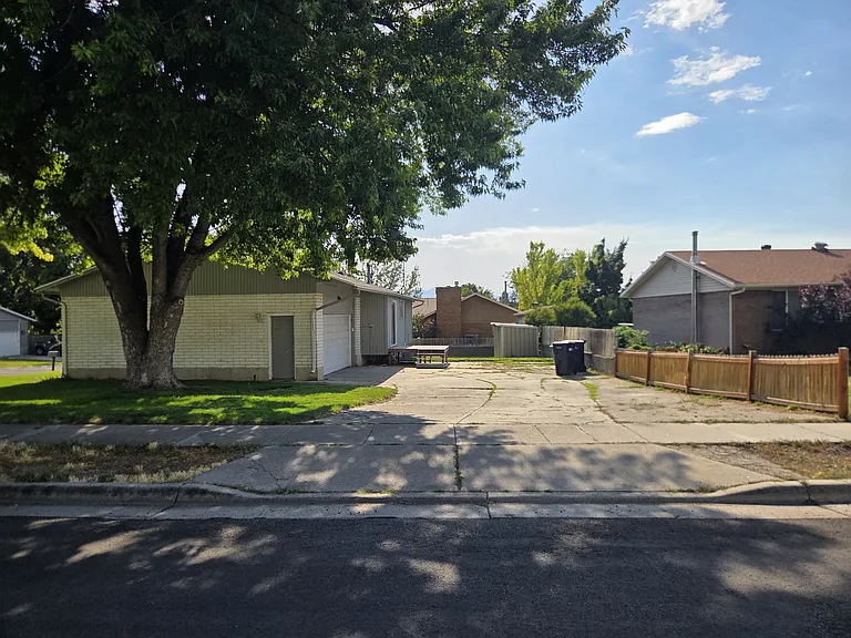 1125 E Fallbrook Way — Photo 5