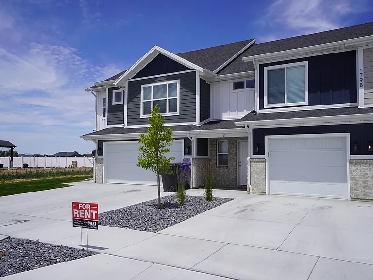 3 bed, 2.5 bath, 1385 sqft, $1,845 — Photo 3