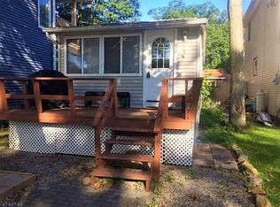98 Race Track Dr, Hewitt, NJ 07421