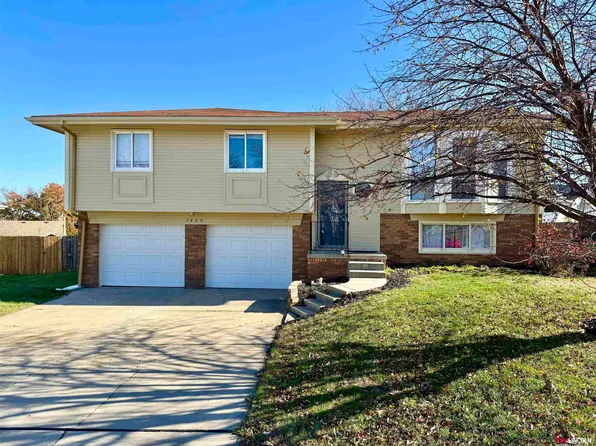 7825 La Vista Dr, La Vista, NE 68128