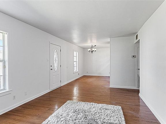 4th image of 2122 Dupont Dr