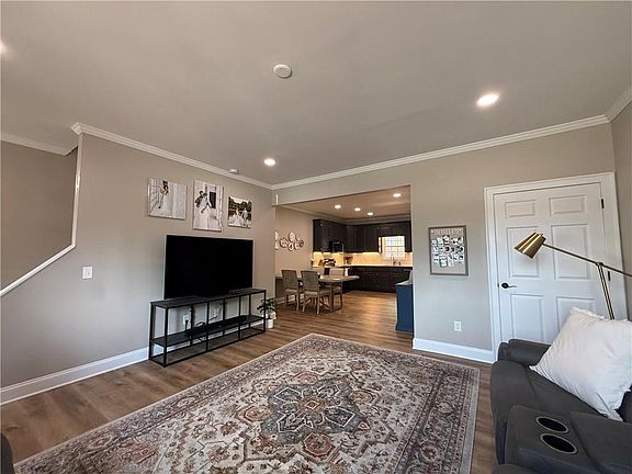 5th image of 716 Manor Way #716