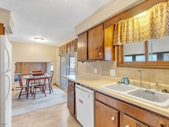 5th image of 521 Fieldstone Dr