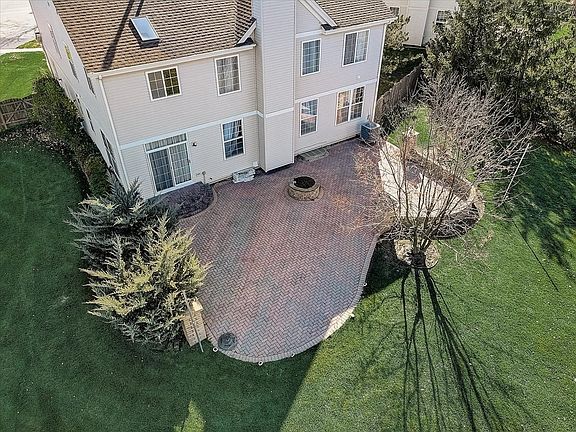 2nd image of 906 S Tremont Ln