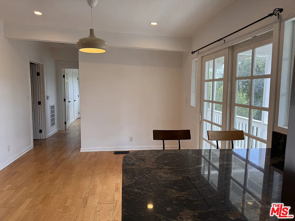2 bed, 1.0 bath, 3492 sqft, $3,200 — Photo 4