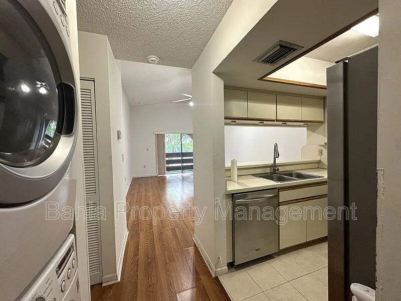 1 bed, 1.0 bath, 692 sqft, $1,800 — Photo 2
