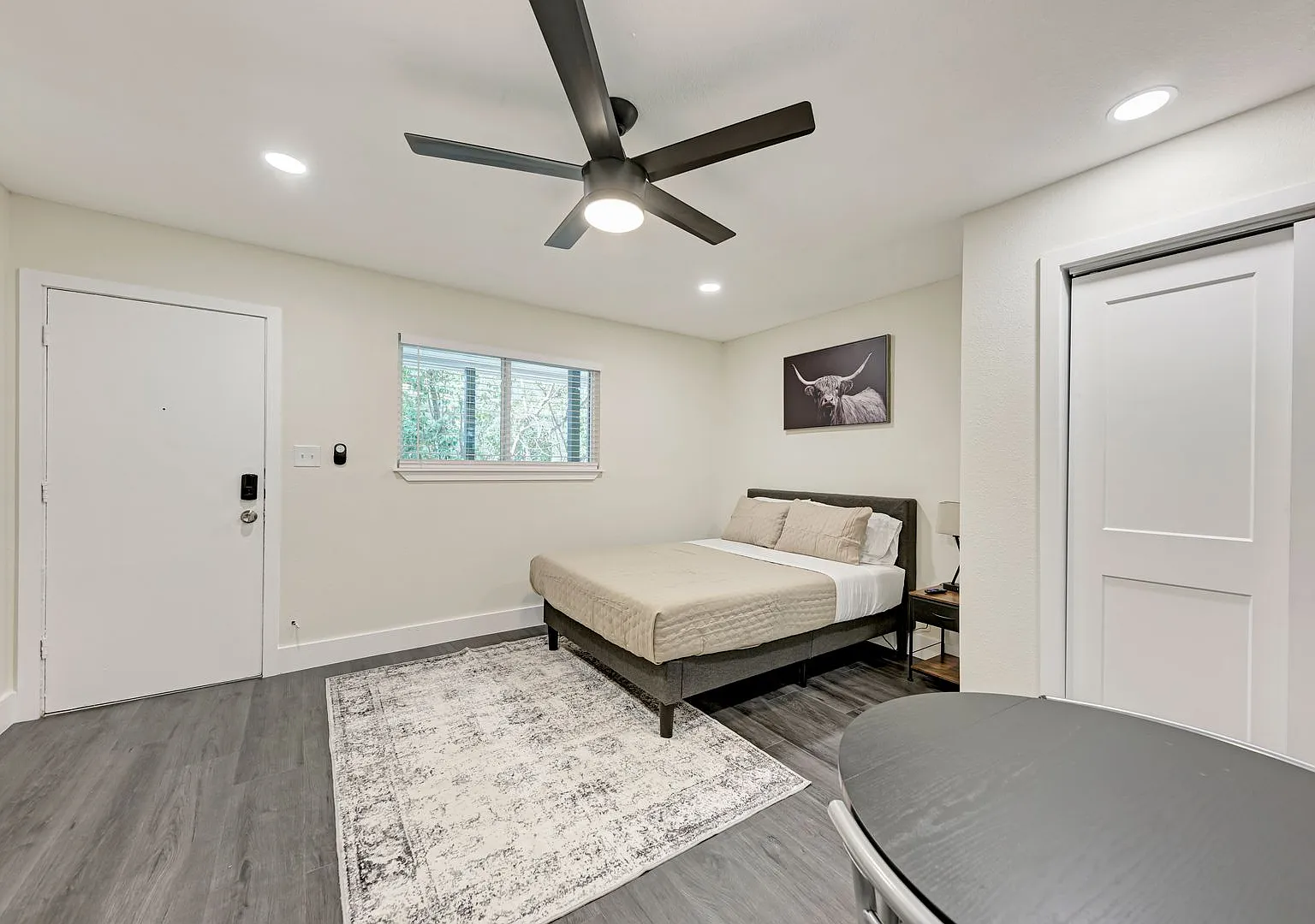 For Lease Fully Furnished Studio Near UT — Photo 3