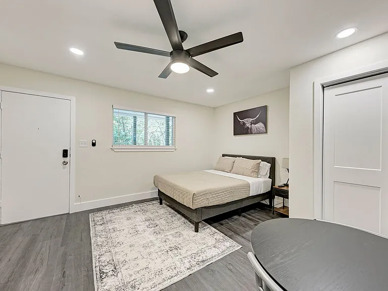 2302 Leon St #10 — Photo 3