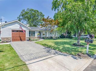 9 Merrick St, Holtsville, NY 11742