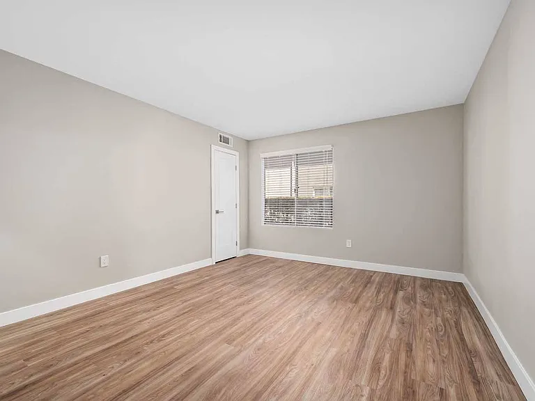 Los Robles Apartments — Photo 16