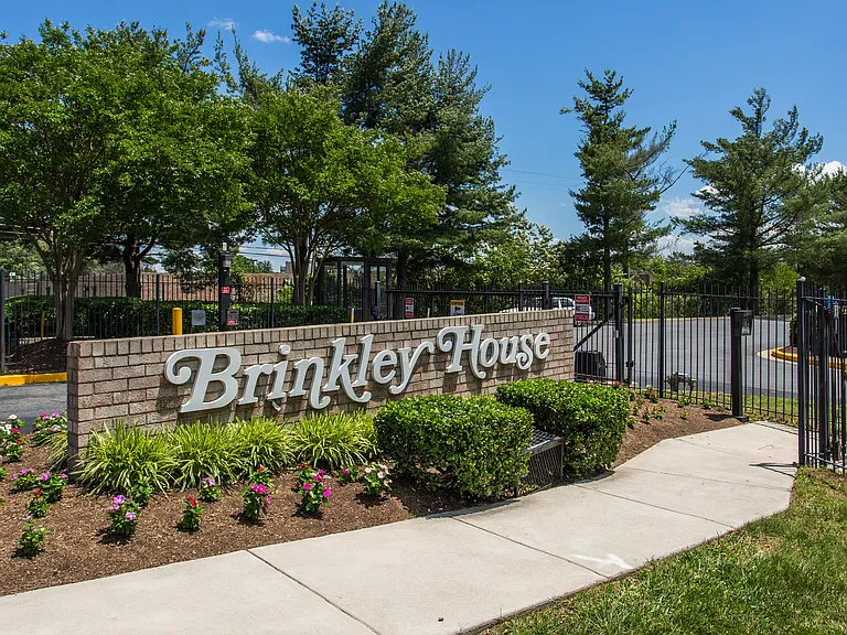 Brinkley House Apartments — Photo 23