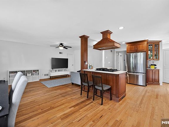 5th image of 447 Van Dyke St