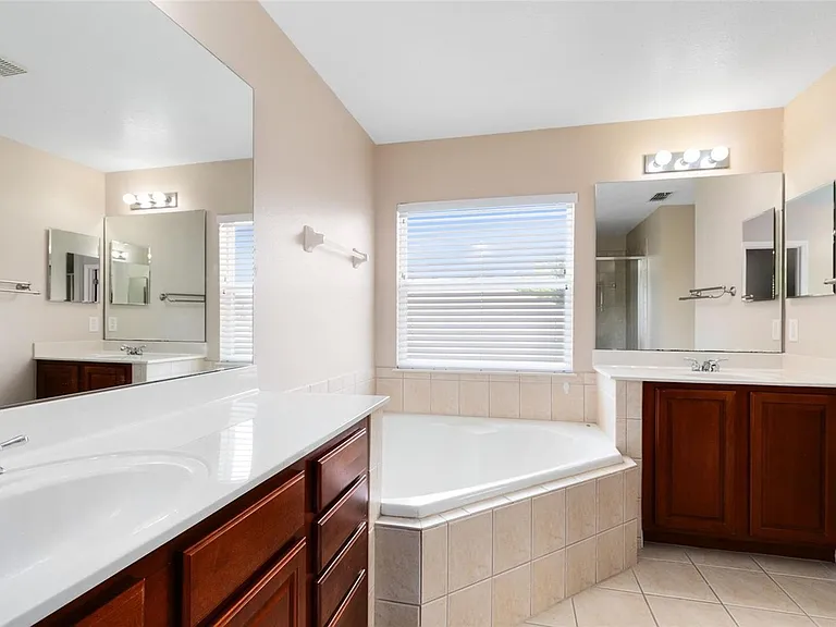 10090 Bennington Chase Dr — Photo 11