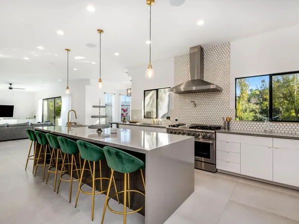 22254 Dumetz Rd, Woodland Hills, CA 91364