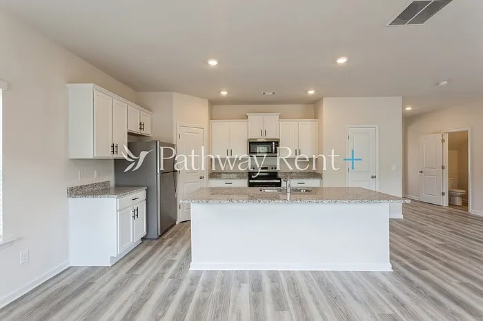 608 Mackenzie Cv — Photo 3