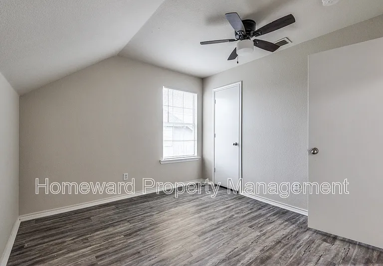 321 Queens Ct S #B — Photo 4