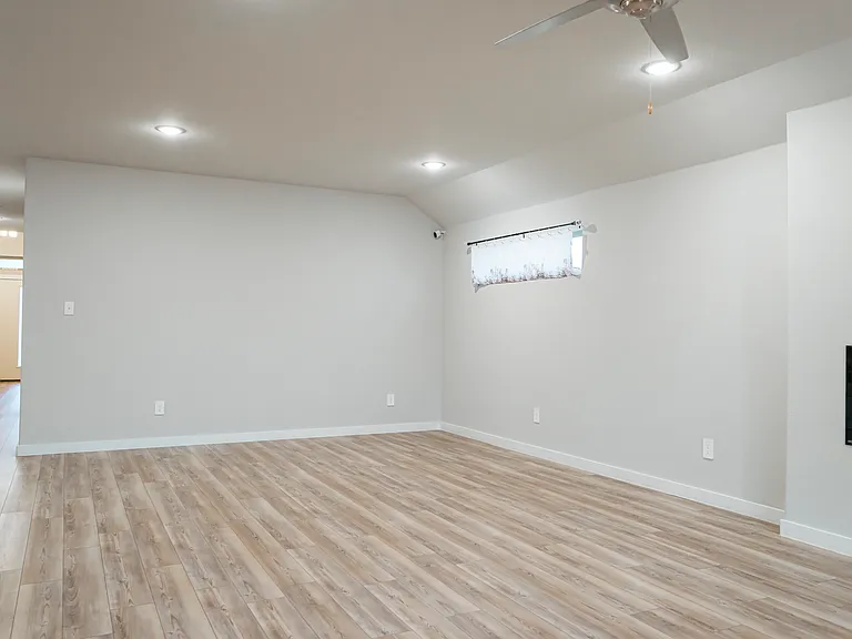 318 Waters Ridge Dr — Photo 9