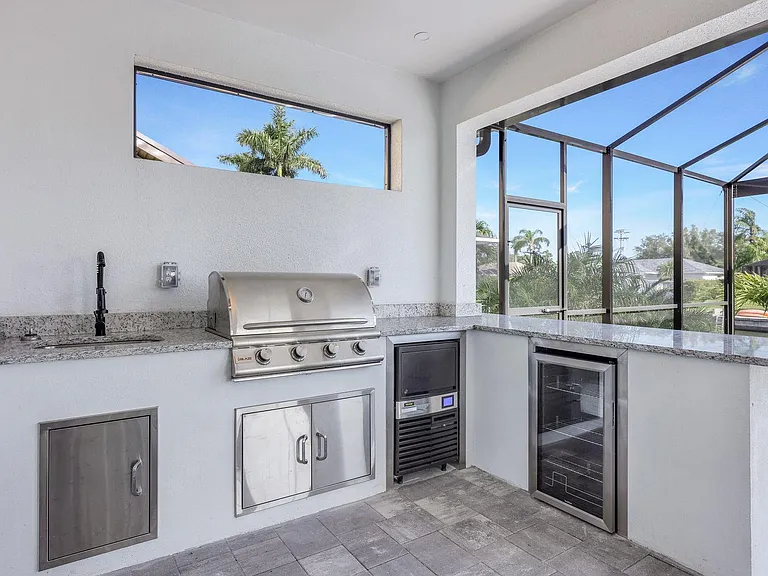2107 SW 39th St — Photo 4
