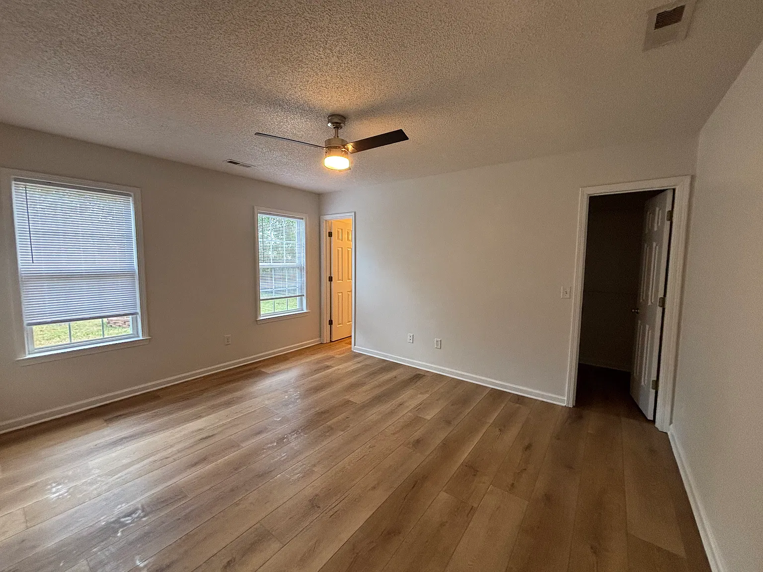 3 bed, 1200 sqft, $2,200 — Photo 4