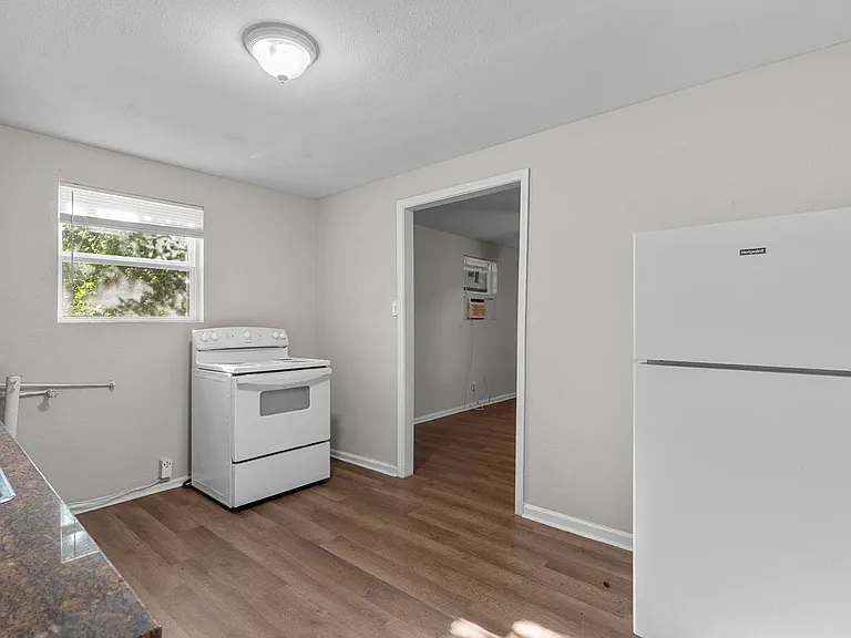 2328 Boss St — Photo 4