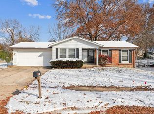 6333 Coventry Dr, Florissant, MO 63033