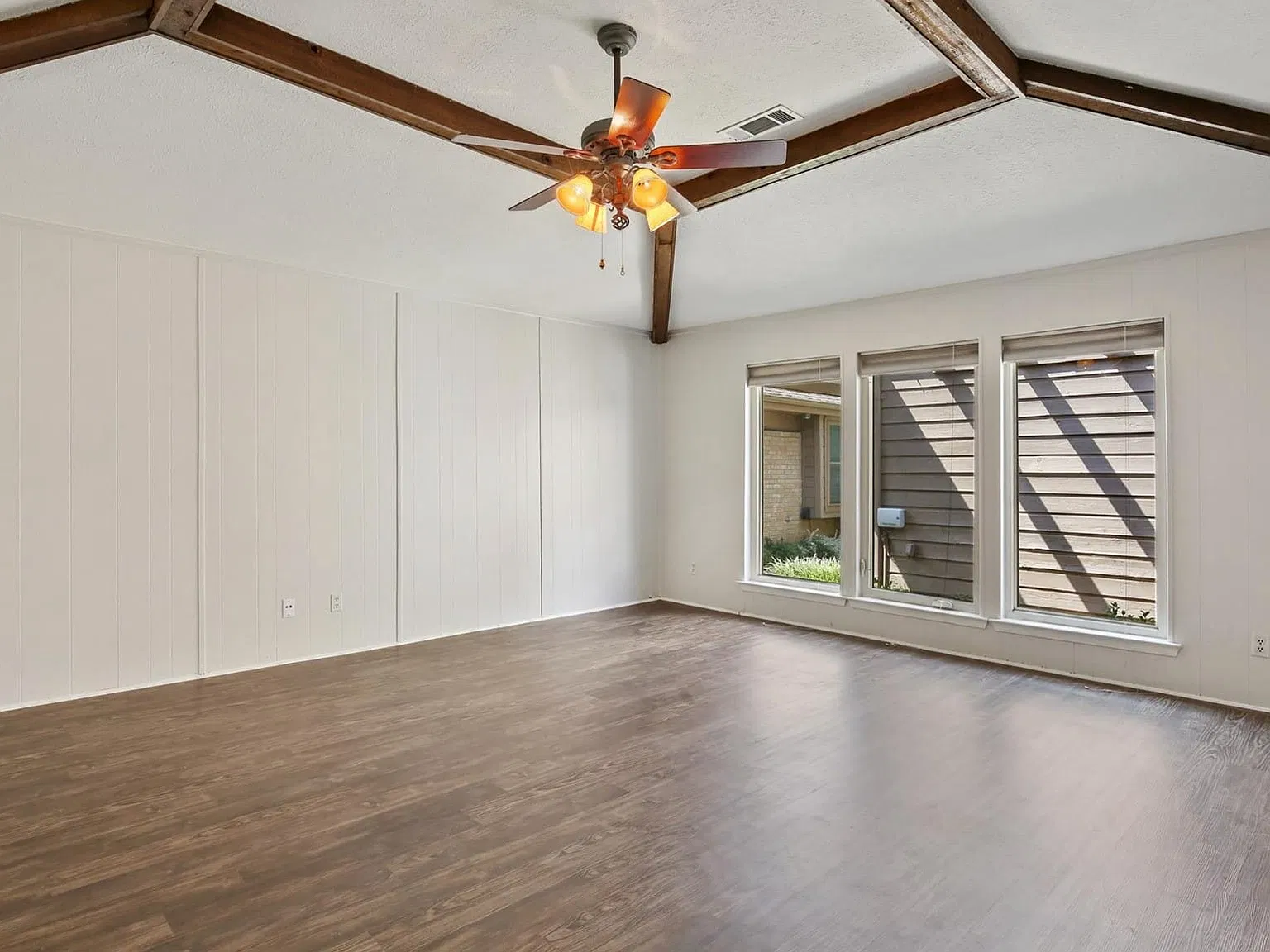 3 bed, 2.0 bath, 1941 sqft, $2,950 — Photo 2
