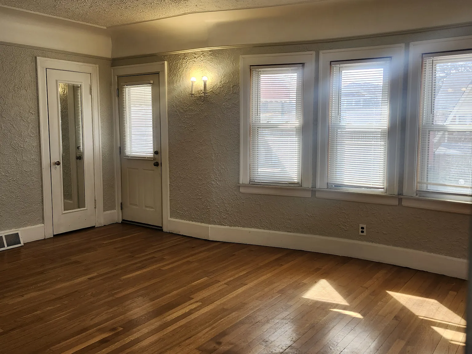 2 bed, 1000 sqft, $1,300 — Photo 4