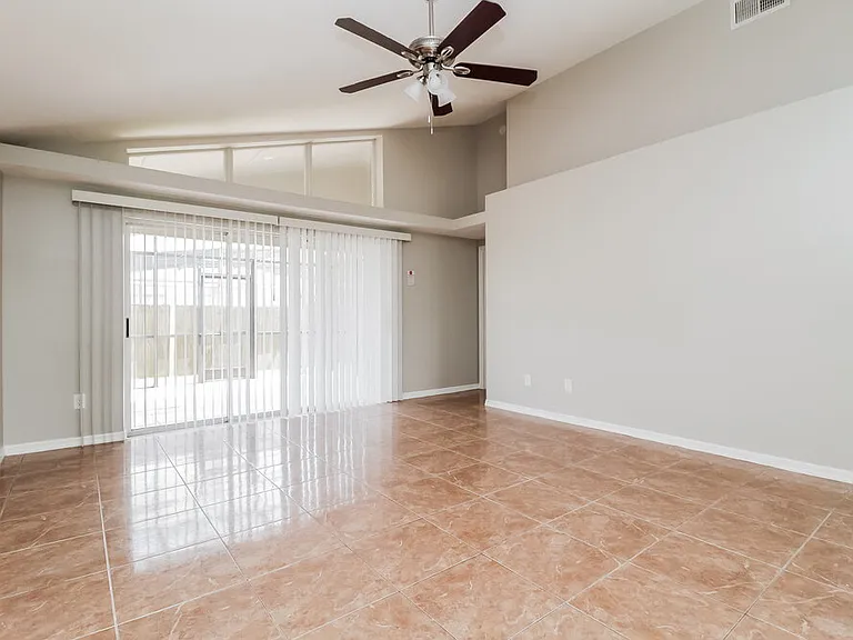 623 Weybridge Ct — Photo 3