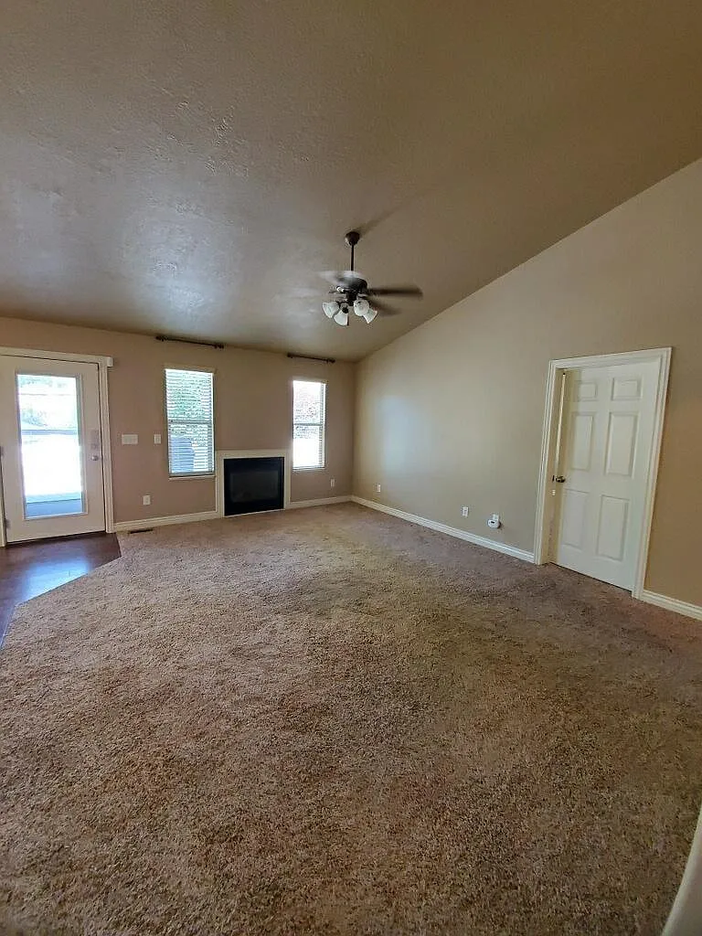 785 Sage Dr — Photo 3