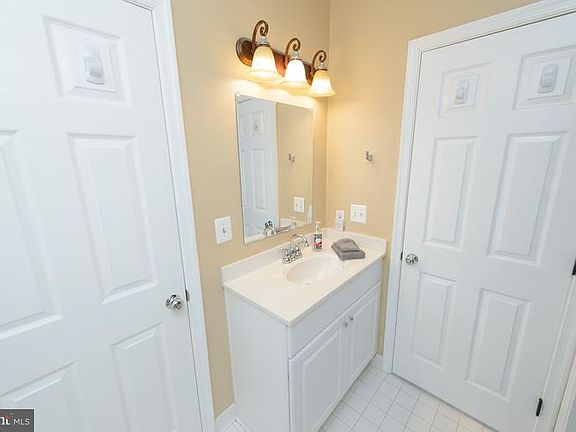 5th image of 2001 Warners Ter N Unit 207