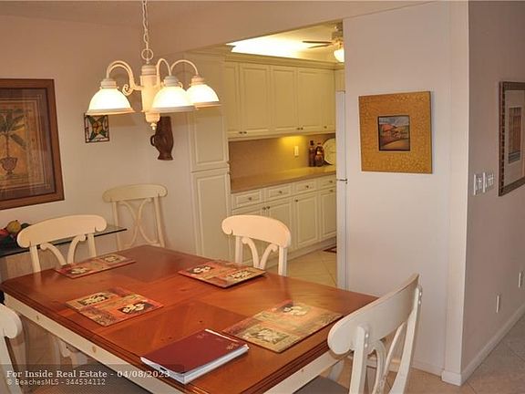 2nd image of 1104 Oakridge Cir #V