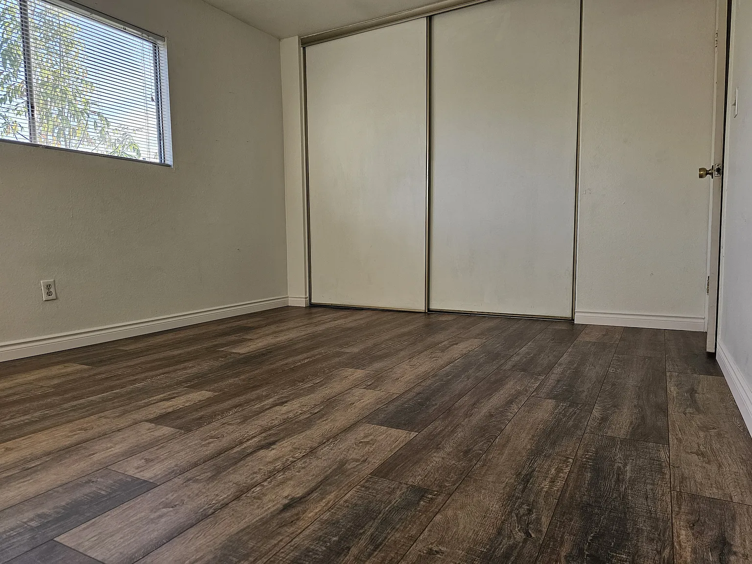 24592 Canada St — Photo 4