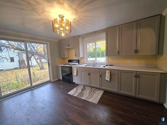 2nd image of 821 7th St SW