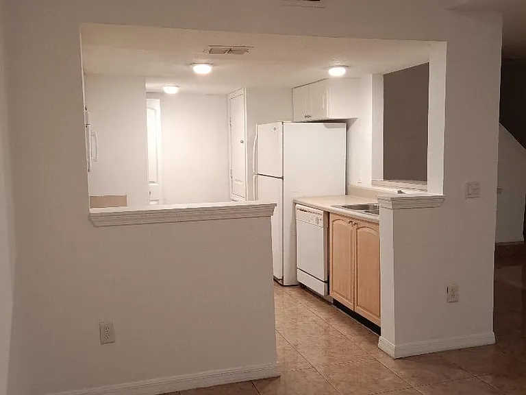 926 Washington Palm Loop — Photo 3