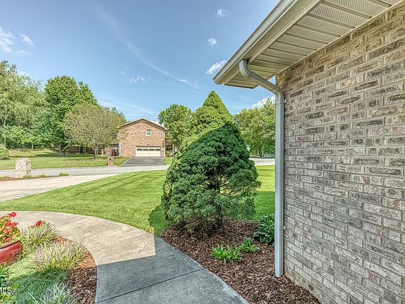 3rd image of 300 Hale Meade Dr
