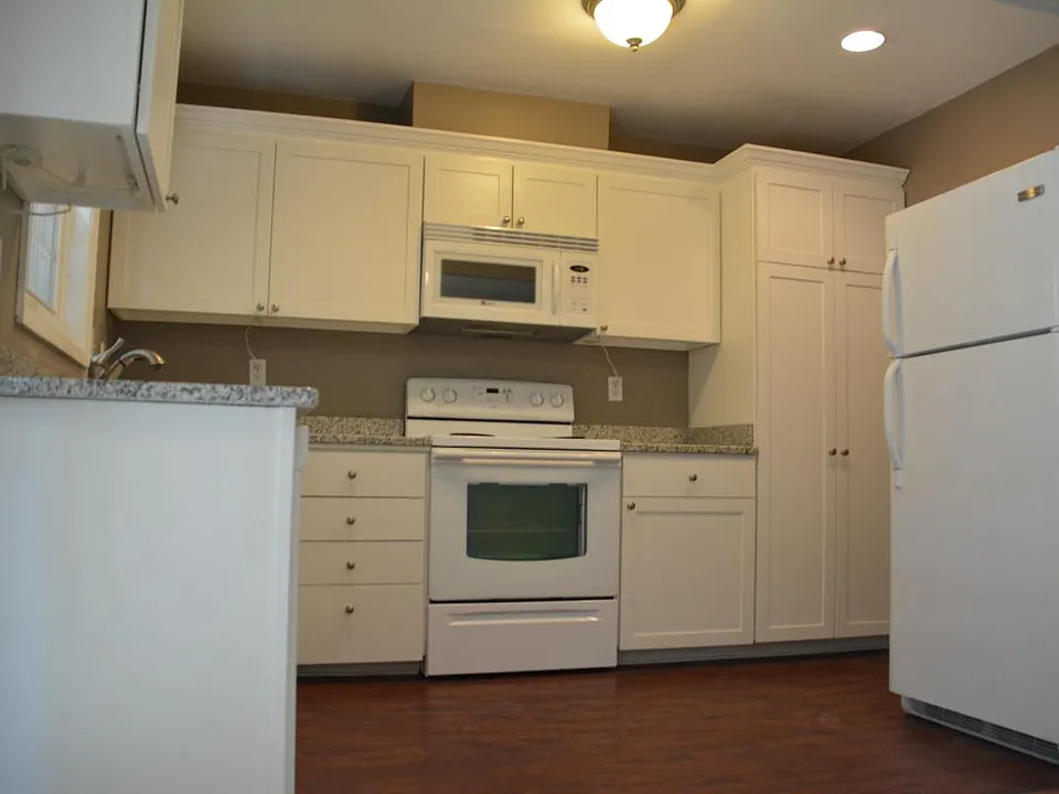 1299 Cumberland Road NE Kitchen | Granite counters
