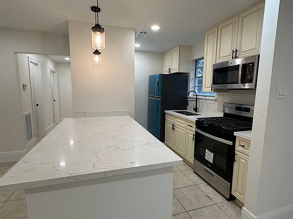 5th image of 2721 Longwood Dr