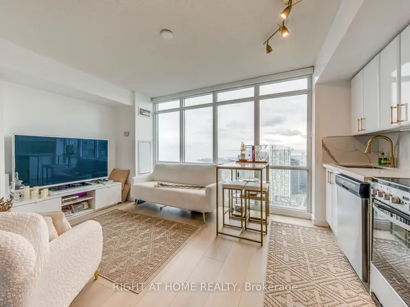 11 Brunel Ct #4816, Toronto, ON M5V 3Y3