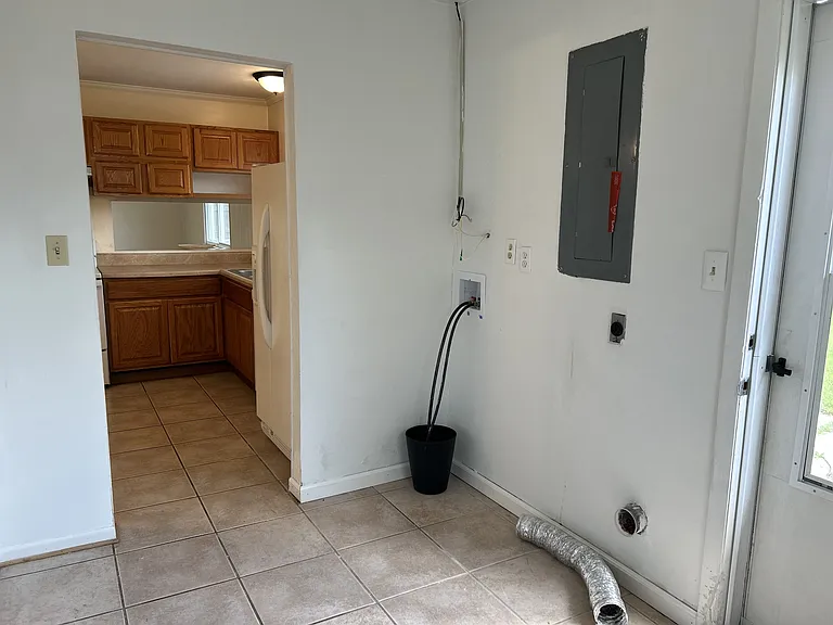 Laundry room with clothes washer & Dryer hook Ups