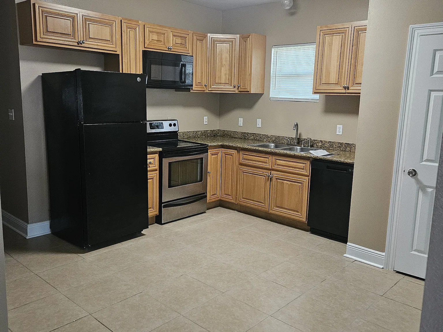 5 bed, 1367 sqft, $1,775 — Photo 2