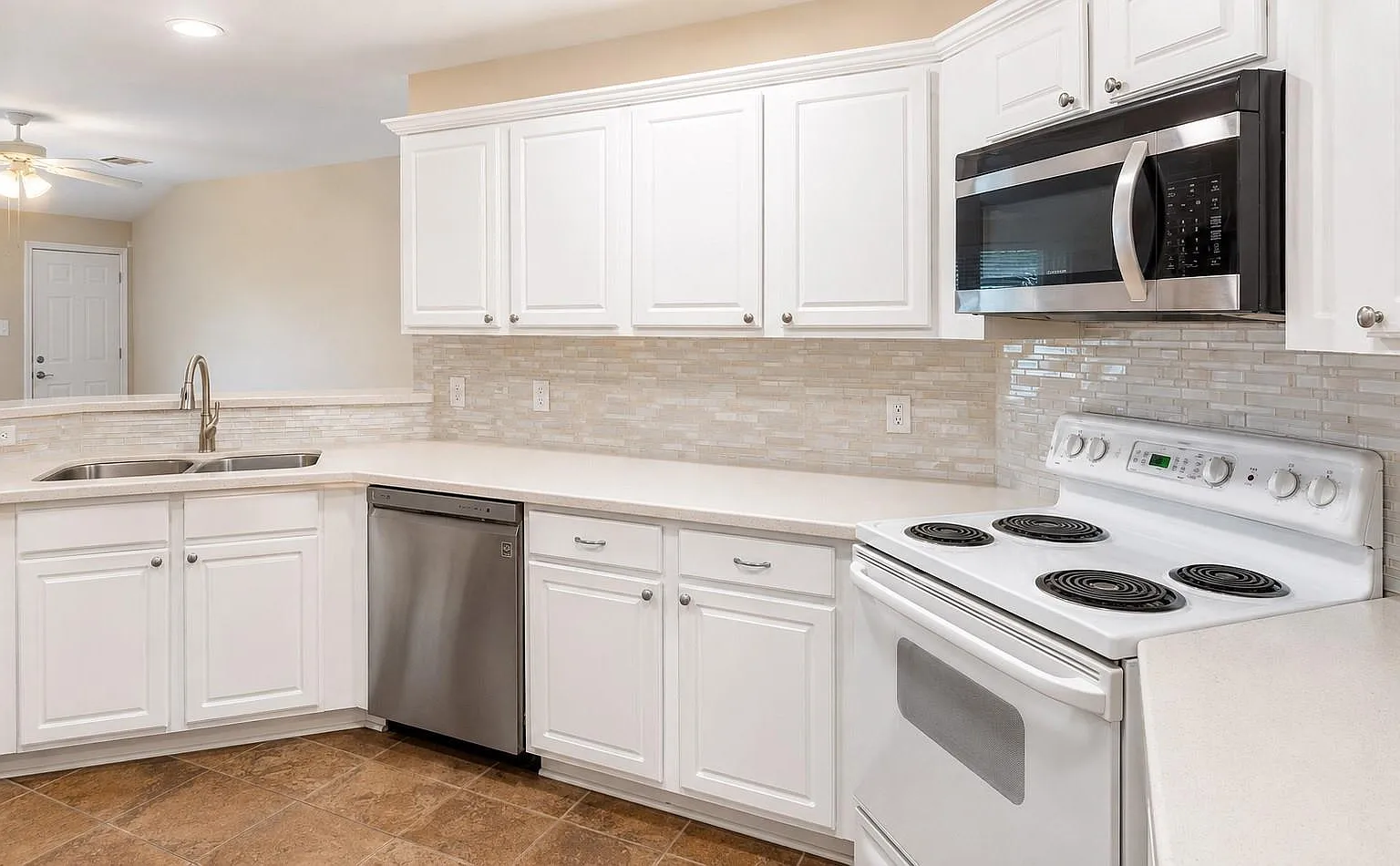 3 bed, 2.0 bath, 1690 sqft, $2,100 — Photo 4