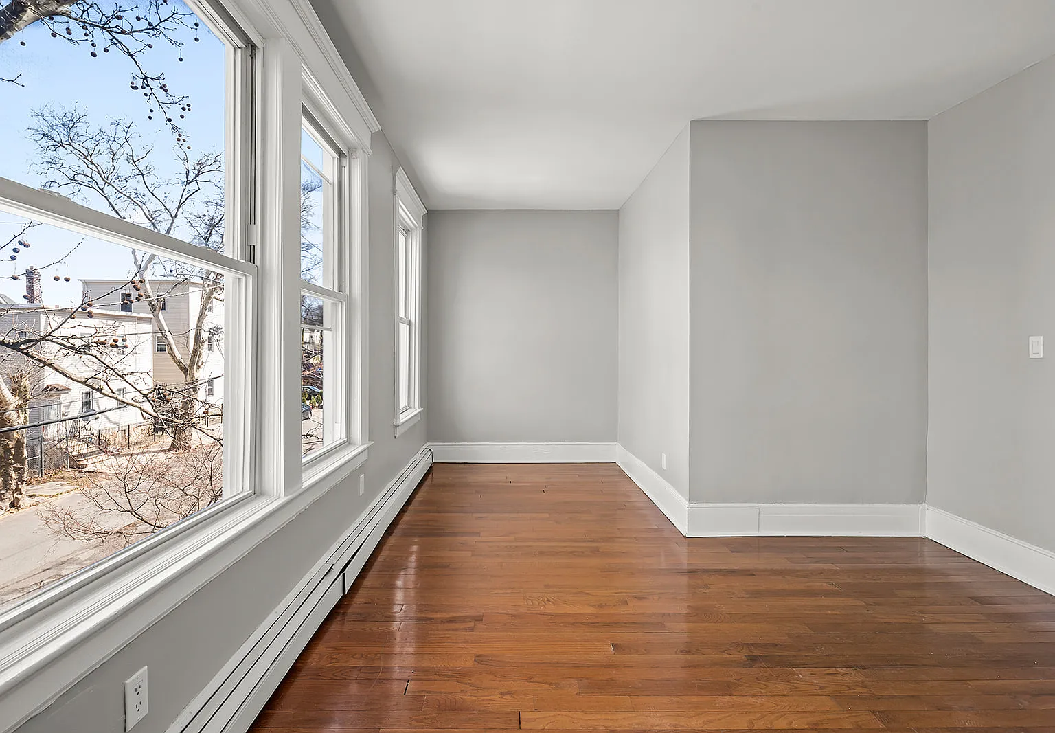 3 bed, 1000 sqft, $2,400 — Photo 4